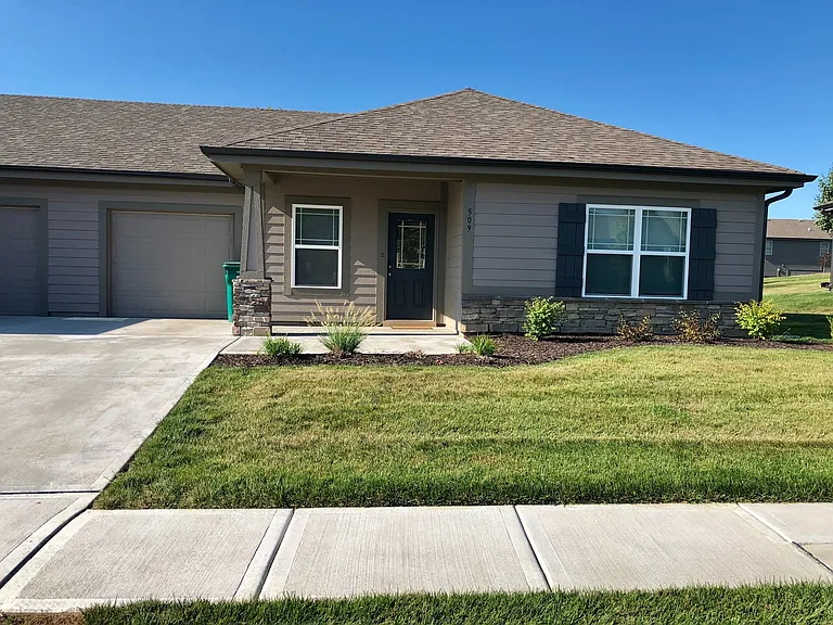 509 SE Maple Dr — Photo 3