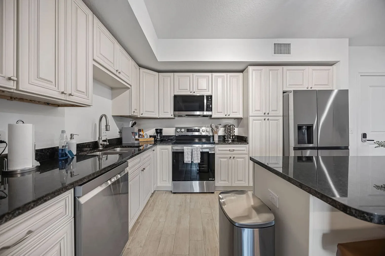 3 bed, 3.0 bath, 2174 sqft, $7,069 — Photo 3