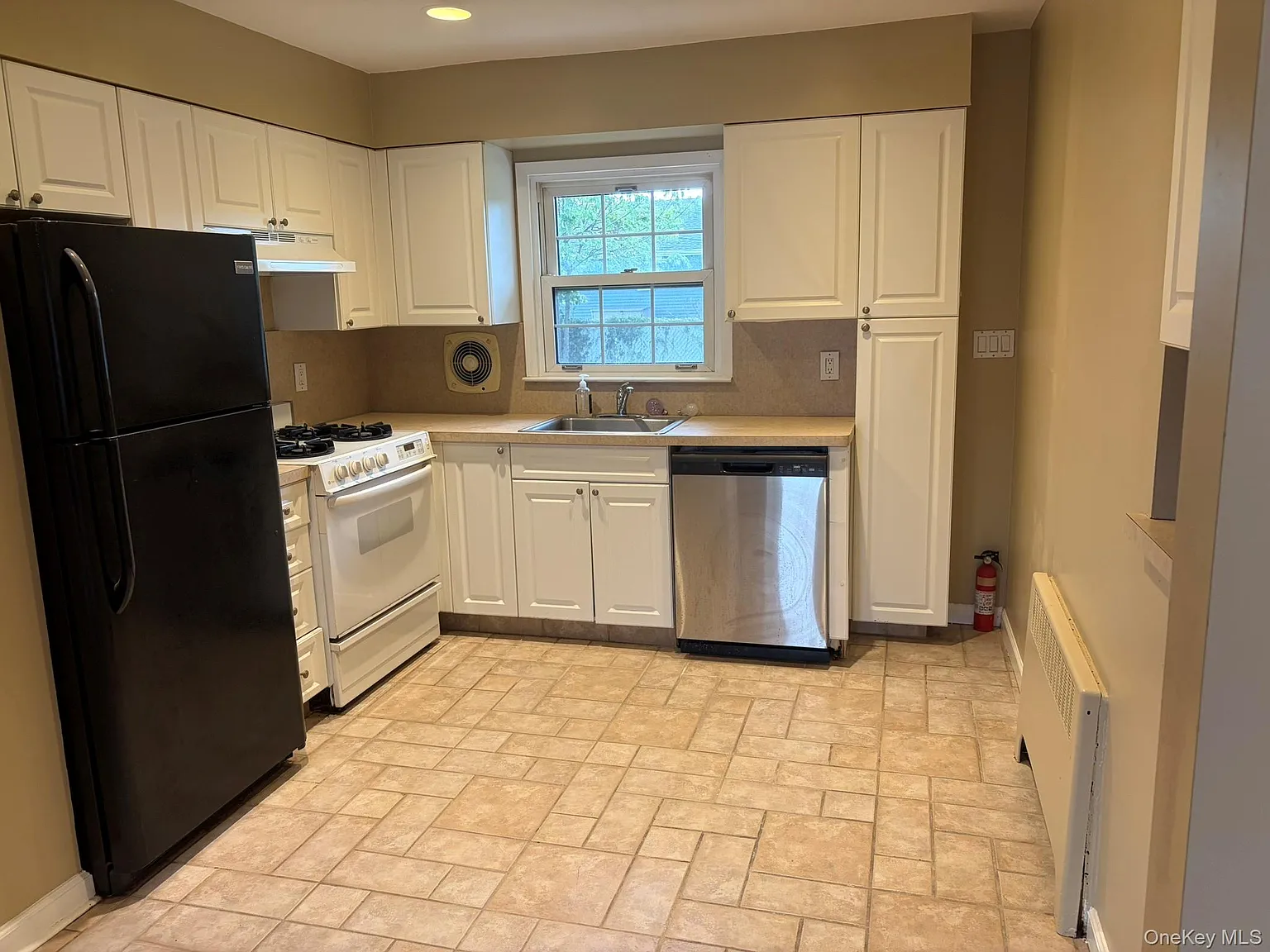 4 bed, 3.0 bath, 2500 sqft, $5,500 — Photo 3