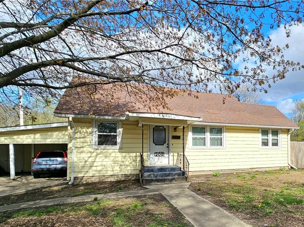 208 N Maple St, Windsor, IL 61957