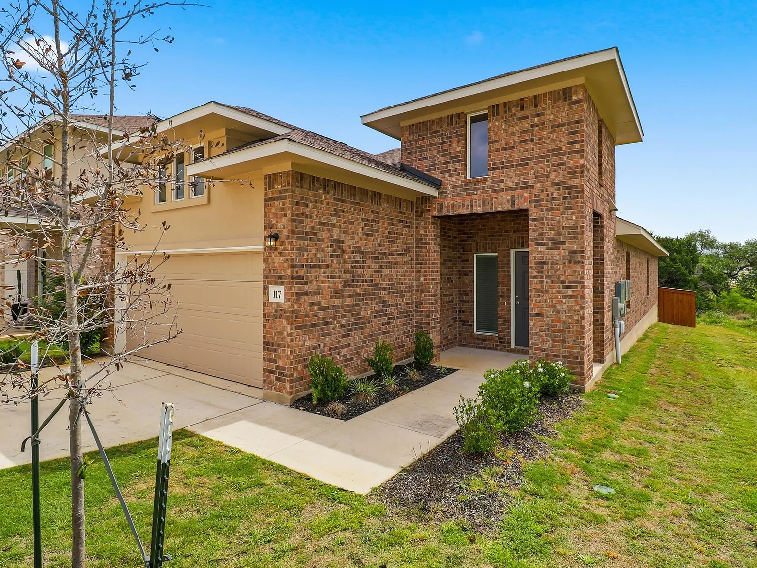 4 bed, 2.0 bath, 1640 sqft, $2,300 — Photo 3
