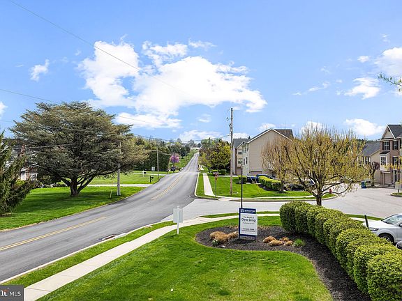 2nd image of 8 Shady Tree Ct