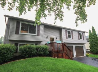 1352 Cottonwood Ln, Crystal Lake, IL 60014