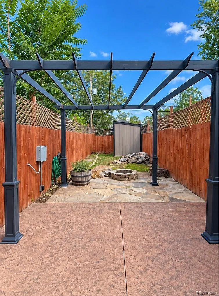 4 bed, 2.0 bath, 2001 sqft, $2,995 — Photo 3