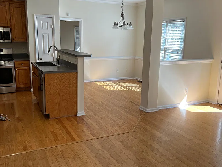 208 Old Barn Ln — Photo 3