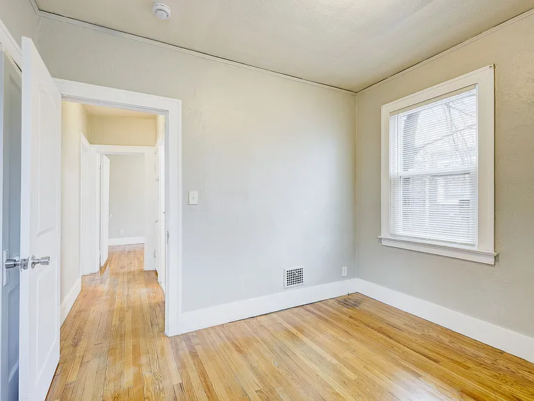 338 E Webster Ave — Photo 26