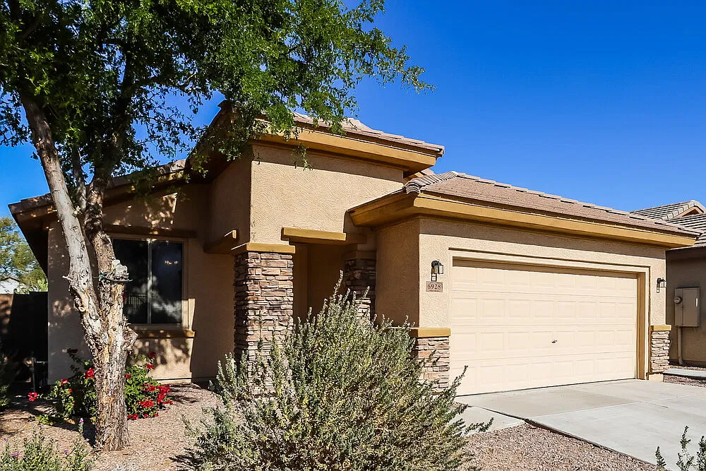 3 bed, 2.0 bath, 1640 sqft, $2,085 — Photo 3