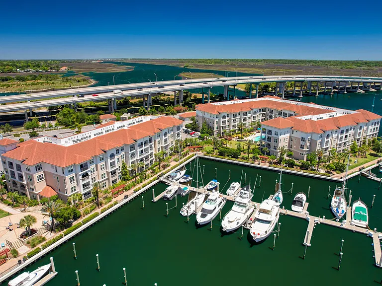 Views at Harbortown — Photo 9