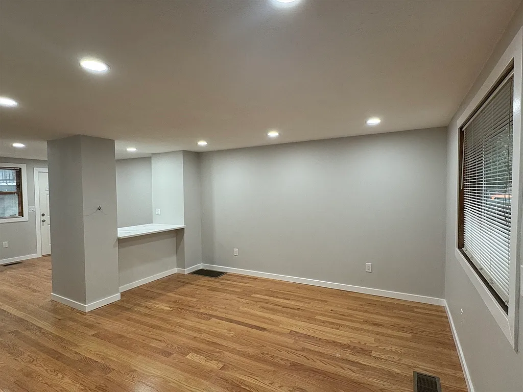 5 bed, 3.0 bath, 1857 sqft, $5,000 — Photo 2