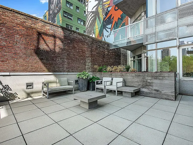 10-17 Jackson Ave #2E — Photo 6