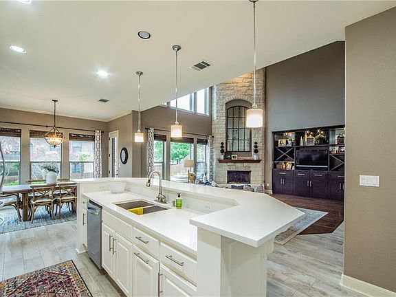 2nd image of 2711 Brindisi Way