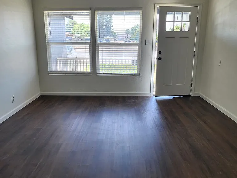 2309 Manor St — Photo 2