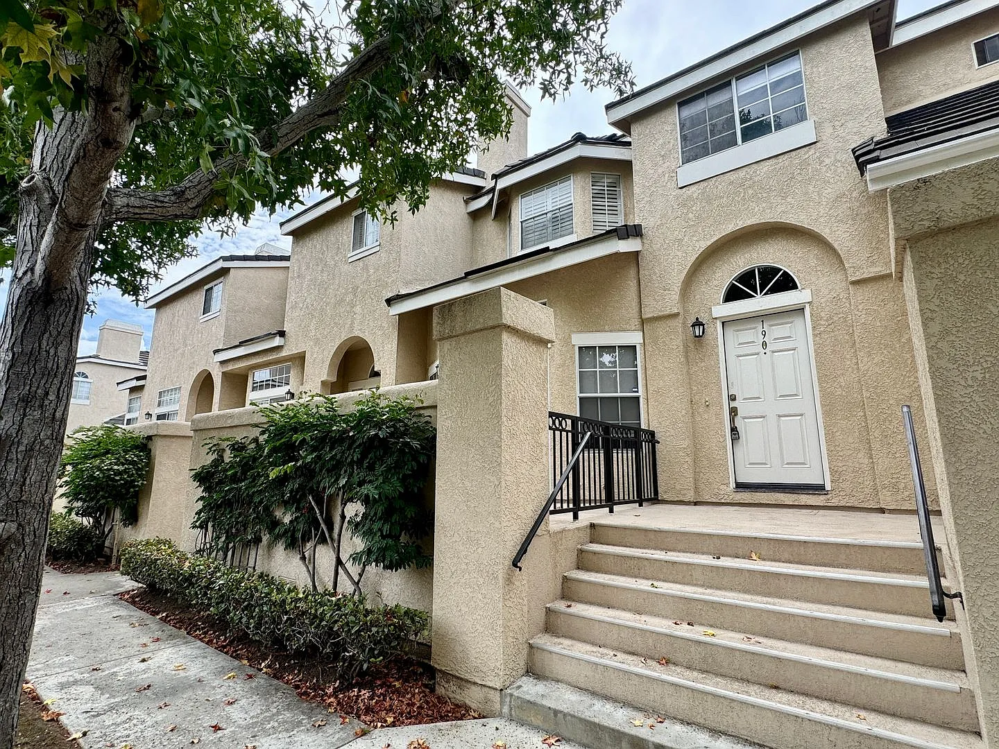Remodeled 3 bedroom townhome in Torrance — Photo 1