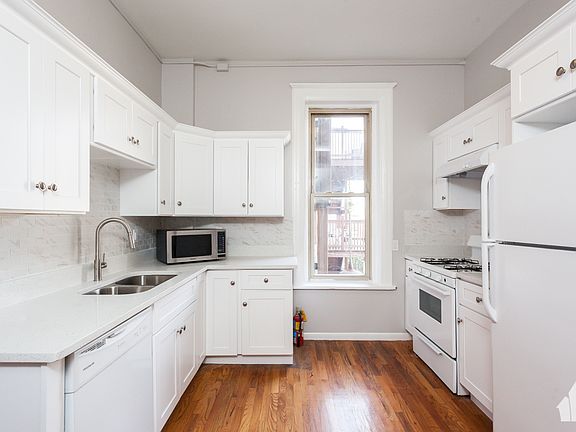 5th image of 900 W Newport Ave APT 2