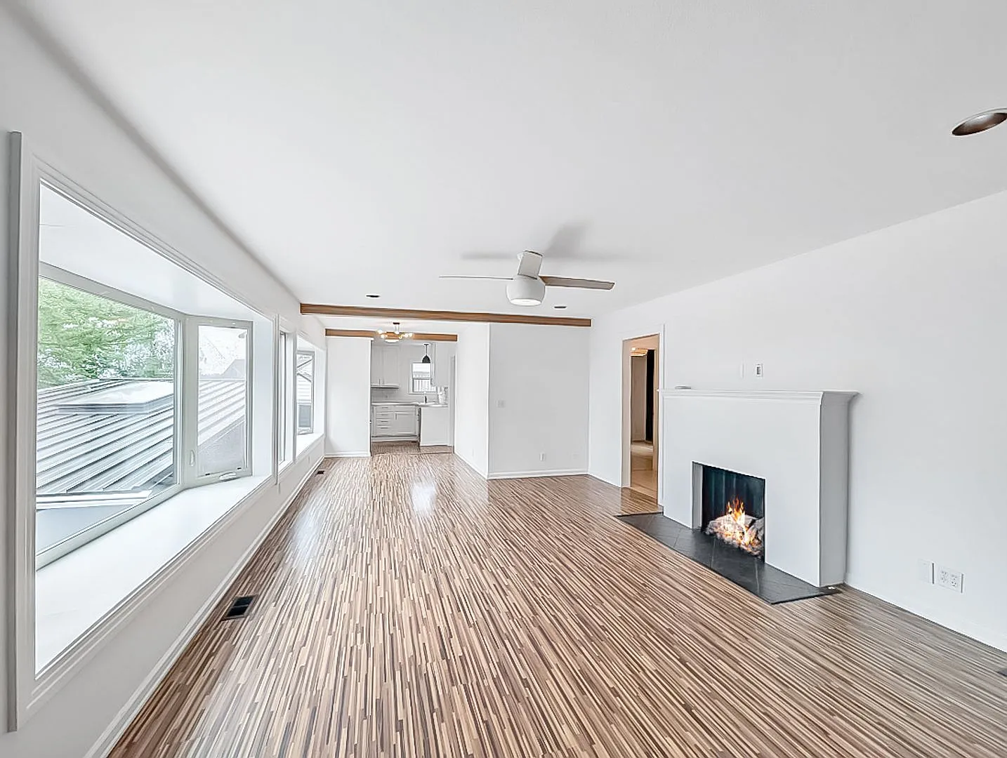 Seattle Gem: Luxurious 2-Bed Oasis with Hot Tub, Garage, and Prime Location — Photo 2