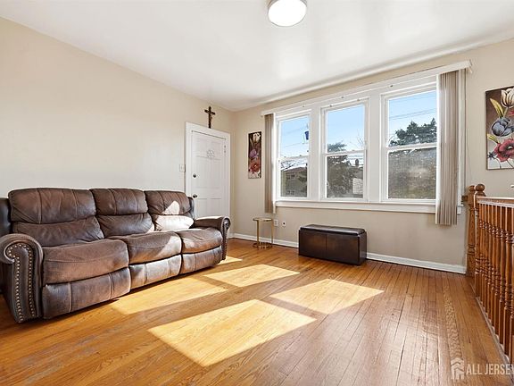 3rd image of 25 Florida Grove Rd