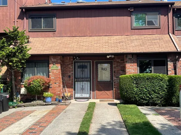 983 W Fingerboard Rd, Staten Island, NY 10304