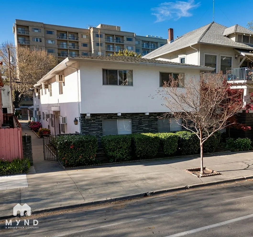 2 bed, 1.0 bath, 800 sqft, $1,725 — Photo 1