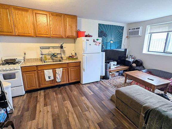 3rd image of 615 Ontario St SE APT 4
