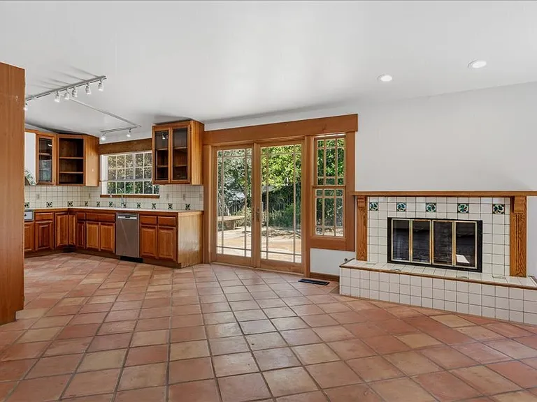 930 Valley View Dr — Photo 12
