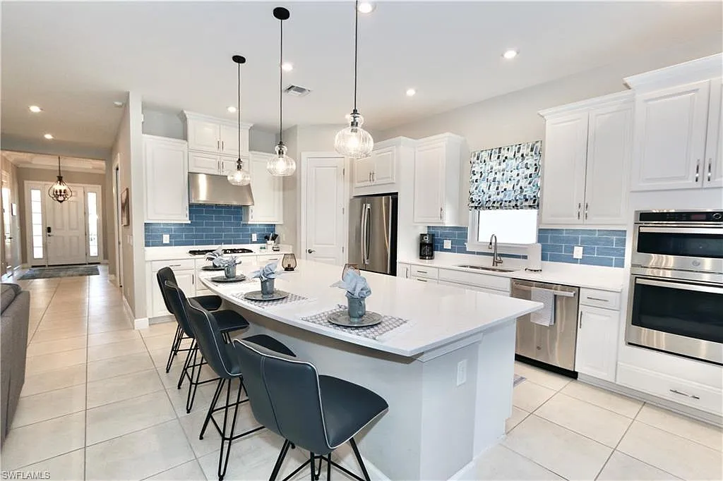 3 bed, 3.0 bath, 2670 sqft, $10,000 — Photo 3