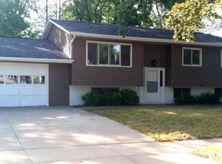 4425 Twin Pine Dr NE, Cedar Rapids, IA 52402