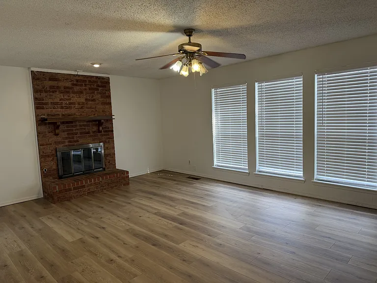 202 N Cimarron Dr — Photo 2
