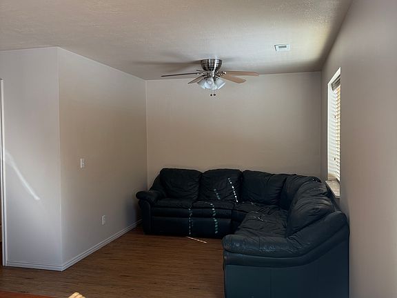 5th image of 1078 E Parkway Dr