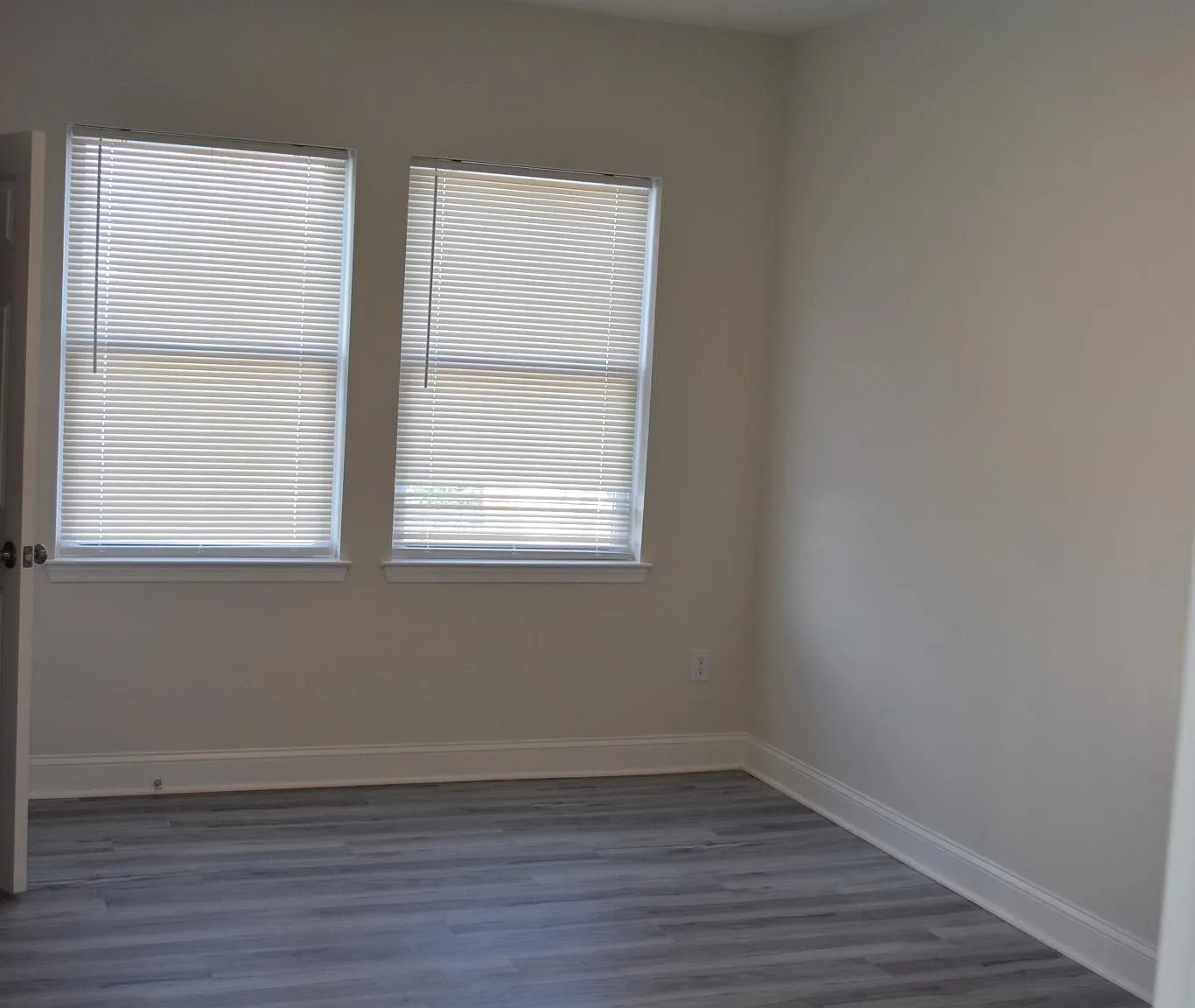 427 Salem Ave — Photo 2