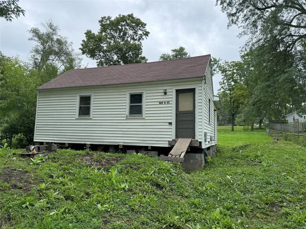 404 S B St, Indianola, IA 50125