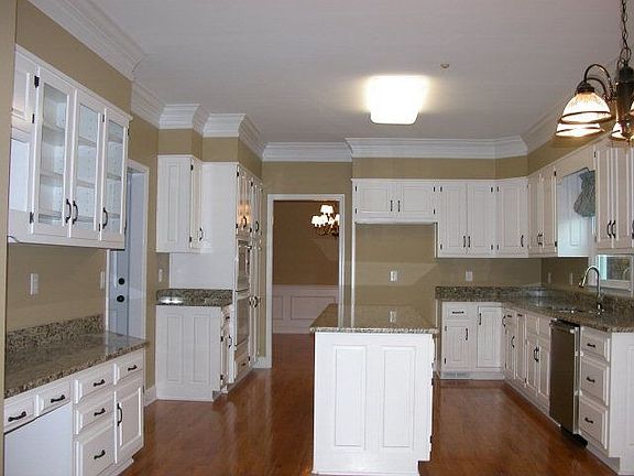 4th image of 1160 Latham Dr