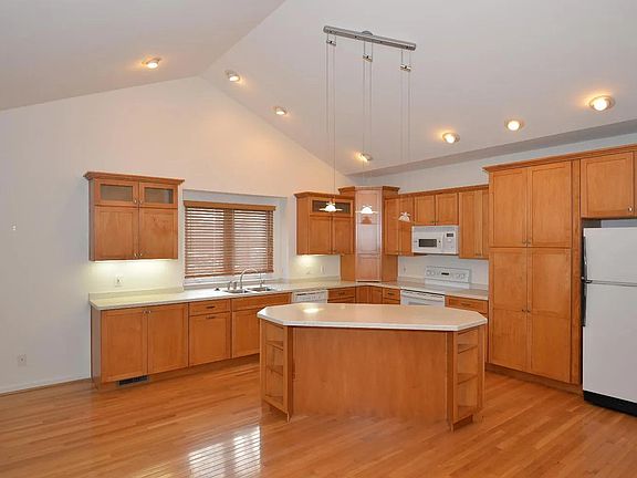 3rd image of 7400 Laurel Oak Ln