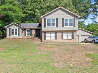 5605 Northwood Lake Dr E, Northport, AL 35473