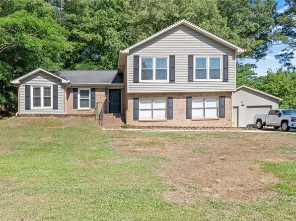 5605 Northwood Lake Dr E, Northport, AL 35473