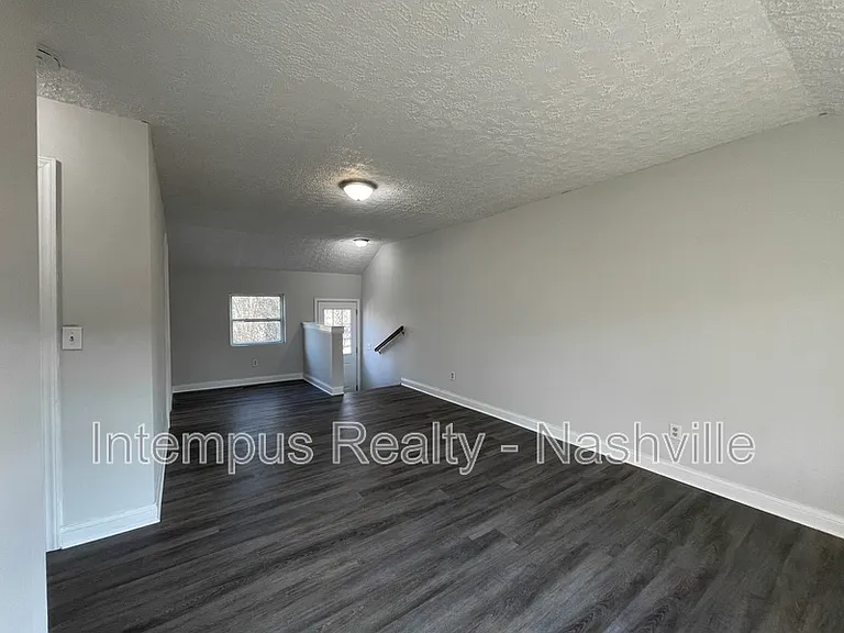 109 W Trinity Ln — Photo 8