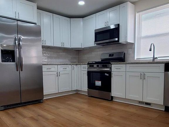 4th image of 102 E Clements Bridge Rd