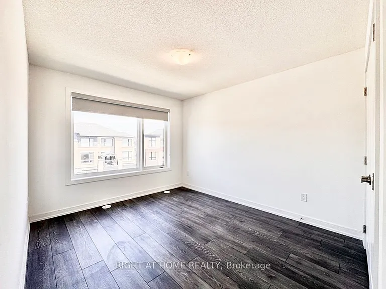 16 Blue Forest Cres — Photo 15