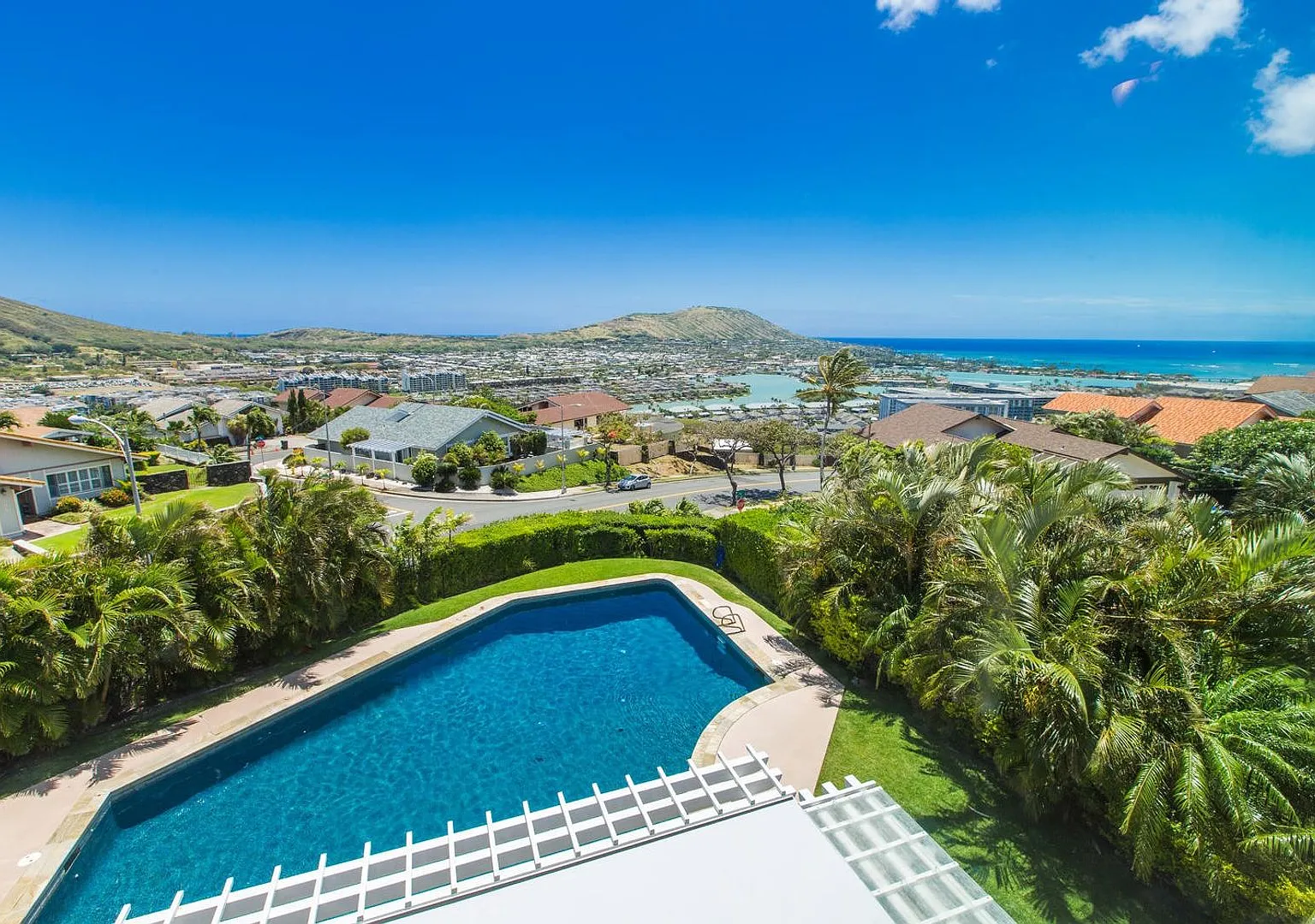 Large Tropical Modern Home w/Pool, Ocean / Koko Head Views, & A/C. Mahina Kai — Photo 2