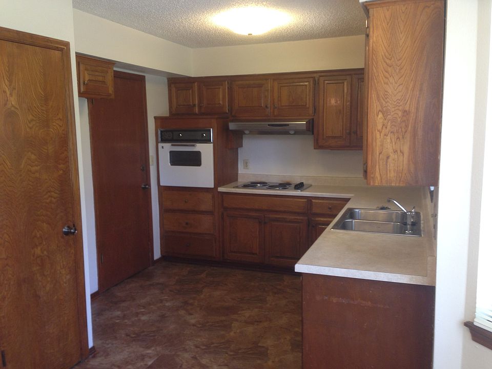 Kitchen area w/large panty