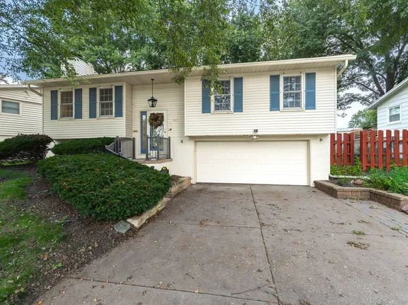 2928 Oxford Dr, Bettendorf, IA 52722
