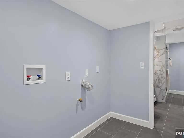 670 John St — Photo 20