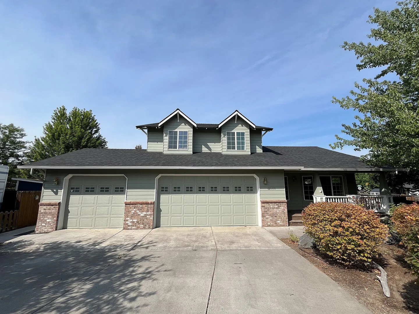 Large Home In Mt View Neighborhood on Cul De Sac — Photo 1
