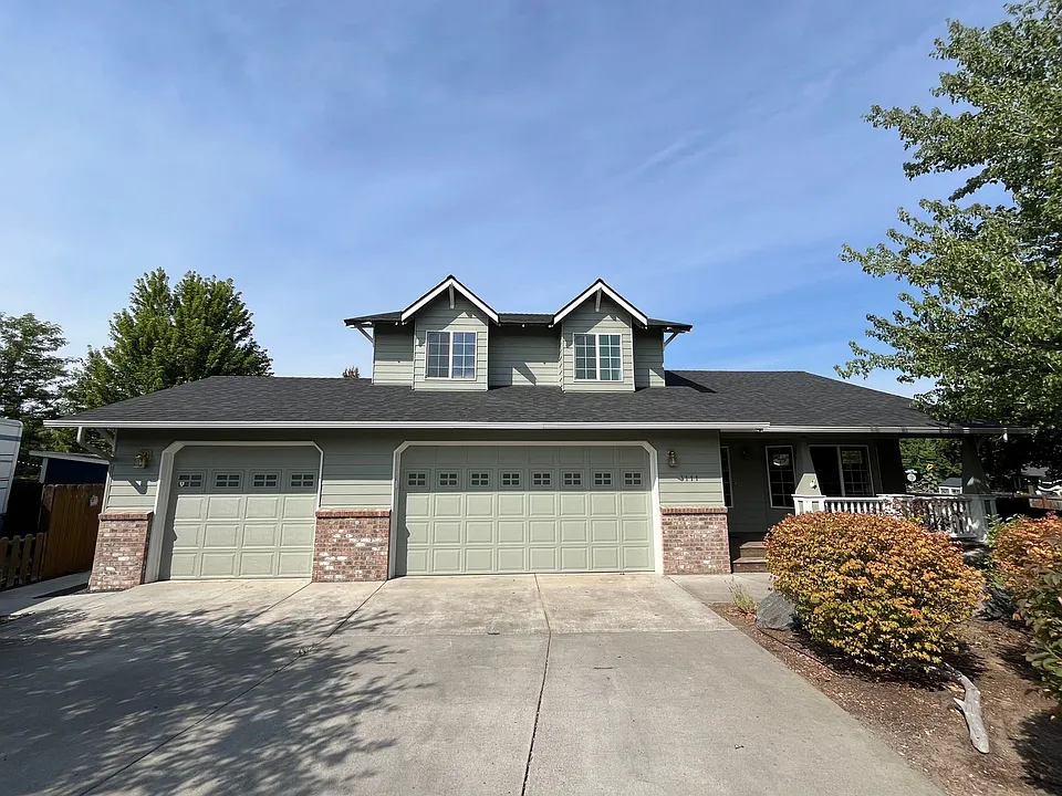 3111 NE Dennis Ct
