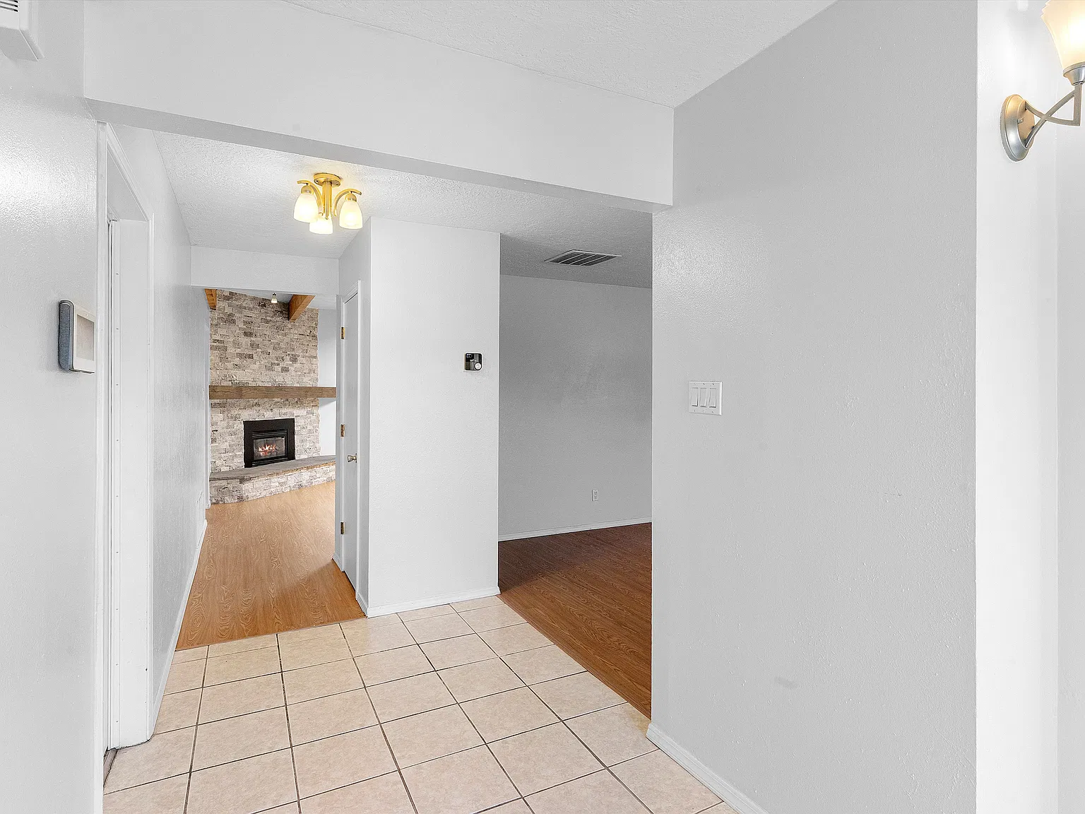 4 bed, 2400 sqft, $2,900 — Photo 4
