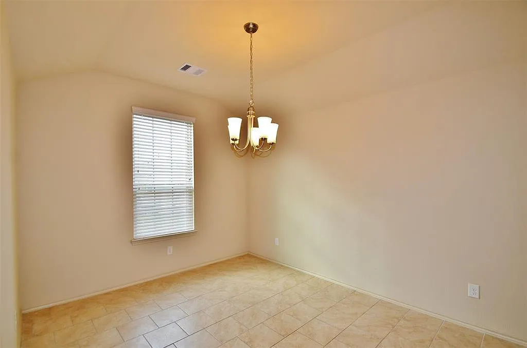 3 bed, 2.0 bath, 1688 sqft, $2,200 — Photo 2
