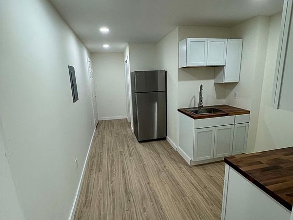 3rd image of 25 Spring St