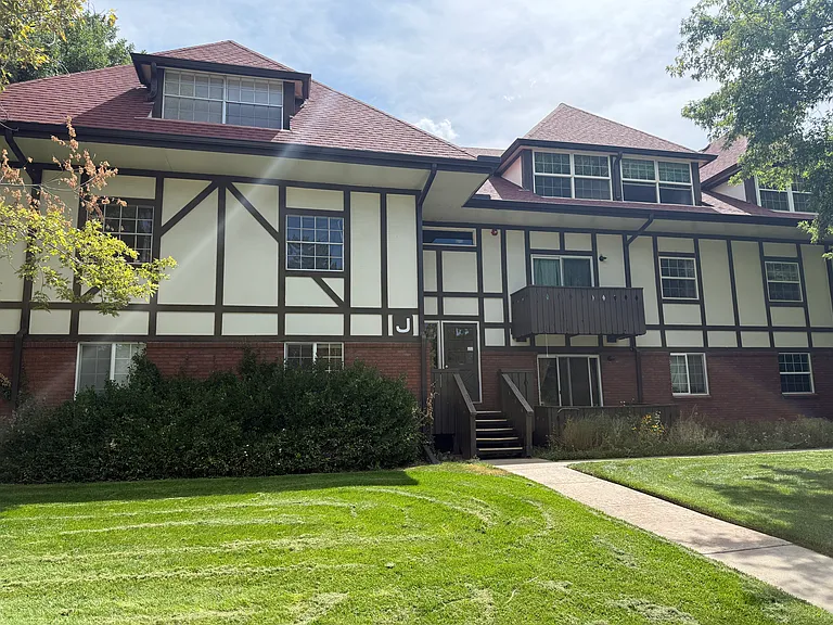 3250 Oneal Cir #J23 — Photo 1