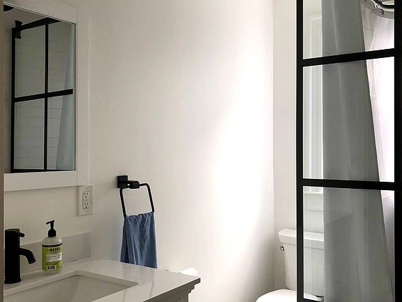 4th image of 515 Angell St