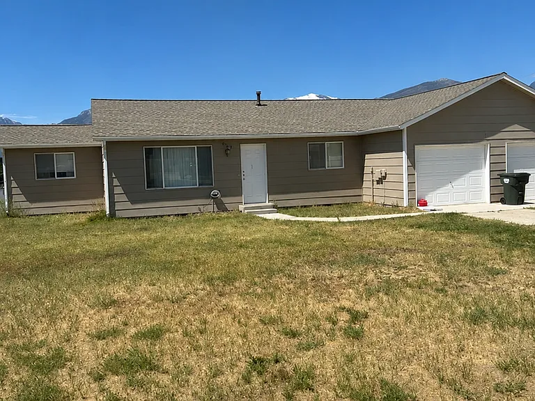 5545 & 5547 Meadowview Dr S — Photo 1