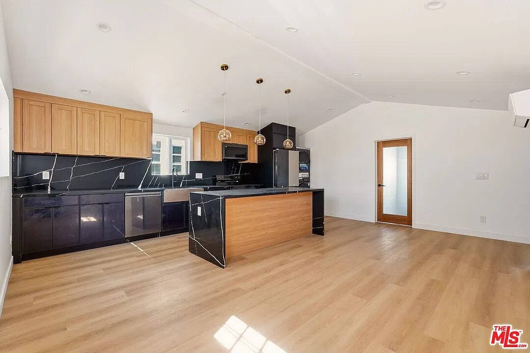 3 bed, 2.0 bath, 1200 sqft, $5,500 — Photo 1
